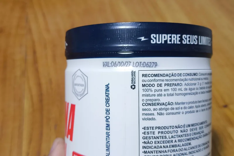 Lateral do pote Absolut Nutrition com validade 06/10/27 e lote 06279 impressos e o modo de preparo de 3 g em 100 ml