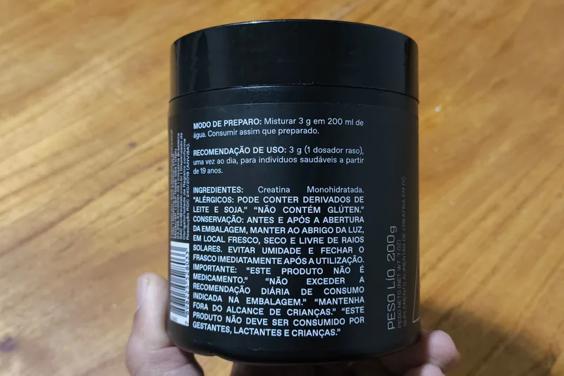 Verso do pote Atlhetica com modo de preparo, recomendação de 3 g por dia, ingrediente creatina monohidratada e peso líquido de 200 g