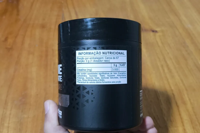 Tabela nutricional do pote Atlhetica: cerca de 67 porções por embalagem, porção de 3 g (1 dosador raso) e 3000 mg de creatina