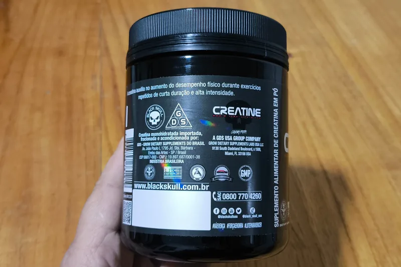 Lateral do pote Black Skull com a frase creatina monohidratada importada, fracionada e acondicionada pela GDS Grow Dietary Supplements do Brasil