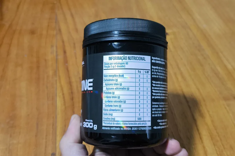 Tabela nutricional do pote Black Skull: 60 doses por embalagem, porção de 5 g (1 dosador) e 5000 mg de creatina